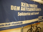 Transparent auf der Bühne „Kein Friede dem Antisemitismus! Solidarität mit Israel!“